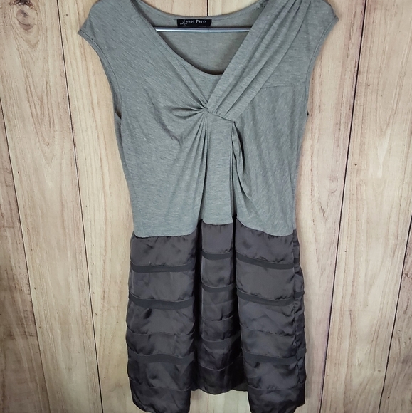 Janet Paris Gray Sleeveless Twisted Front Tiered Skirt Dress With Dual Material - Picture 2 of 9